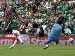 'Chicharito' Hernández dispara a la salida de Íker Casillas para anotar el gol de México. REUTERS  /