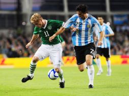 Duff y Milito disputan un balón durante el juego amisotso entre las Selecciones de Irlanda y Argentina. EFE  /