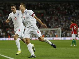 Gerrard (der.) celebra uno de los goles en el triunfo de Inglaterra. AFP  /