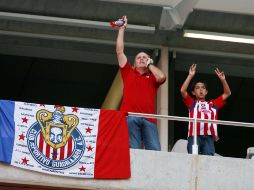 Aficionados de las Chivas se mantienen a la espera del inicio de la Final. E. PACHECO  /