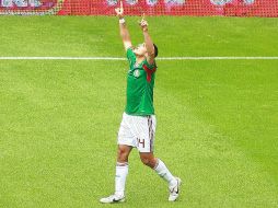 'Chicharito' festeja el gol ante los campeones del Mundo. MEXSPORT  /