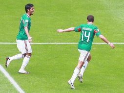 Javier Hernández festeja su anotación en el partido de ayer ante España. MEXSPORT  /