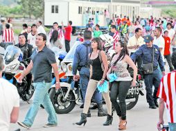 Cientos de aficionados llegaron con mucha antelación para evitar aglomeraciones. E. BARRERA  /