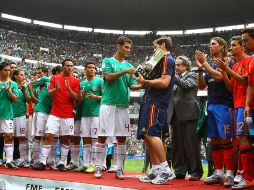 'Rafa' Márquez entrega el trofeo 'Bicentenario' a Íker Casillas. MEXSPORT  /