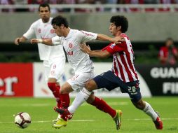 'Chore' Mejía pelea un balón con un jugador del Inter de Porto Alegre. E. PACHECO  /