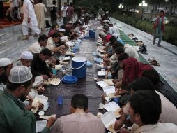 En la imagen, afganos toman el primer desayuno del Ramadán, en Kabul. AP  /