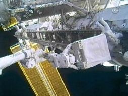 Doug Wheelock mueve el módulo de refrigeración, durante la segunda caminata en la EEI. REUTERS  /