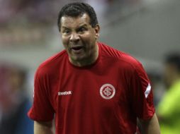 El entrenador de Porto Alegre, Celso Roth, durante el partido ante Chivas. AP  /