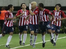 Los jugadores de las Chivas saldrán a Brasil en busca de retomar el marcador. AP  /