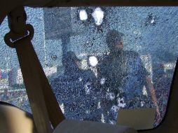 Dos vehiculos presuntamente utilizados por los sicarios fueron decomisados por la policía. EFE  /