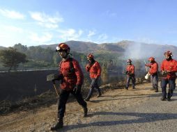Un grupo de bomberos en Soajo. EFE  /
