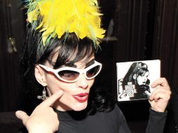 La cantante Nina Hagen modela los nuevos lentes de Sol de la diseñadora Miuccia Prada.ESPECIAL  /