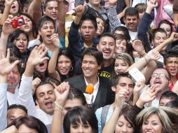 El conductor de La Academia, Rafael Araneda (al centro), convivió con los asistentes al casting, celebrado ayer en GDL. A.CAMACHO  /