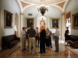 El senador Charles Schumer habla con los reporteros acerca de la ley de gastos para la seguridad en la frontera con México. AFP  /