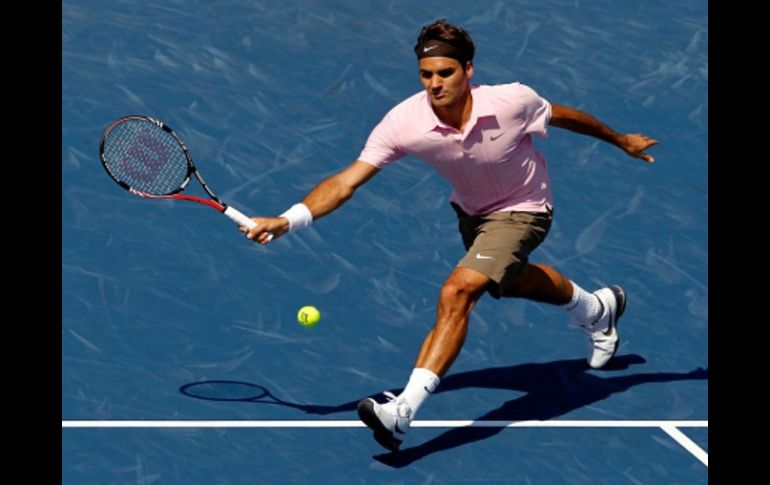 Roger Federer disputando el partido de octavos de final del torneo. AFP  /