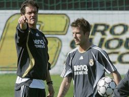 David Beckham (der.) se esncuentra muy molesto con Fabio Capello. AP  /