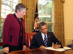 En la firma de la legislación, acompañó a Obama la secretaria de Seguridad Interna Jannet Napolitano. EFE  /
