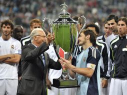 Real Madrid recibe la Copa 'Franz Beckenbauer'. AP  /