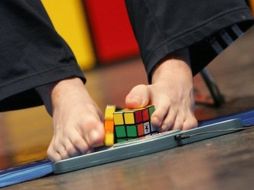 El finlandés Anssi Vanhala resolviendo un cubo de Rubik con los pies en los Campeonatos del Mundo. AFP  /