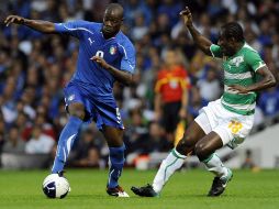 Mario Balotelli conduce el balón ante la marca del marfileño, Seydou Doumbia. REUTERS  /