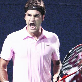 Federer sufre, pero avanza