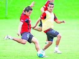 Hebert Alférez patea un balón, ante la mirada de uno de sus compañeros durante la práctica. E. PACHECO  /