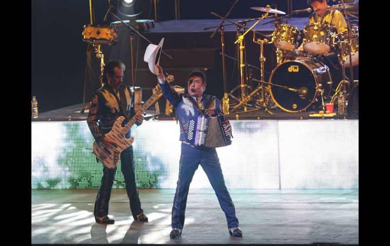 El Vocalista de Los Tigres del Norte saluda al público. EL INFORMADORS. NUÑEZ  /