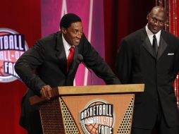 Scottie Pippen (izq.) alabó a Machael Jordan en su discruso. REUTERS  /