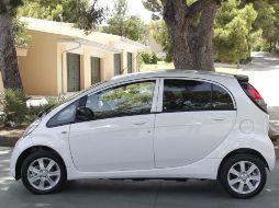 El auto Peugeot iOn, modelo 100% eléctrico sin emisiones fue utilizado por la Reina Sofía. EFE  /