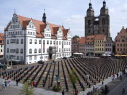 Las esculturas del artista Ottmar Hörl se organizan en la plaza del mercado en Wittenberg, Alemania.  AP  /