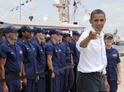 Obama fue recibido por tropas de la Guardia Costera de EU. EFE  /