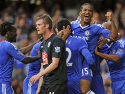 Molouda festeja con sus compañeros uno de los goles en la goleada sobre el West Bormwich. AFP  /