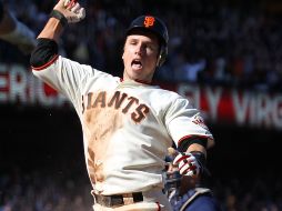 Buster Posey celebra al anotar carrera luego del jonrón de Juan Uribe. AFP  /