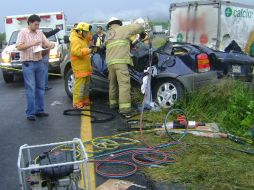 Los rescatistas utilizaron el equipo hidráulico para liberar a los fallecidos que quedaron prensados. ESPECIAL  /