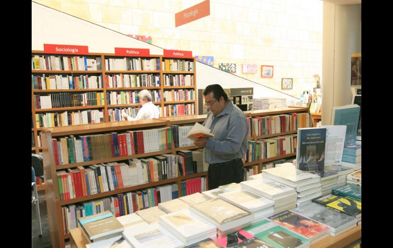 De acuerdo a Uberto Stabile, los grandes grupos editoriales ibéricos están “comiéndose” el mercado del libro en A.CAMACHO  /