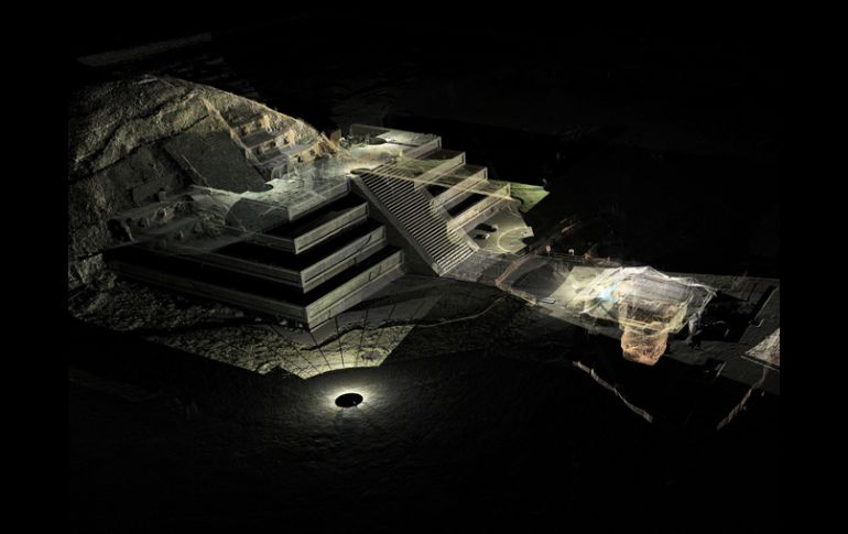 Imagen contextual en nube de puntos láser con fotografía del túnel localizado frente al templo de la serpiente. ESPECIAL  /