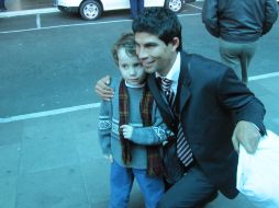 Magallón se toma una foto con un niño a las afueras del Aeropuerto. A. RAMÍREZ  /