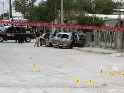 Policías investigadores trabajan en la escena donde un señor y una menor fueron baleados por desconocidos en Ciudad Juárez. REUTERS  /