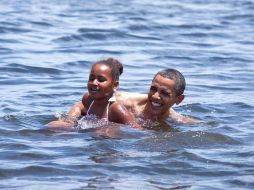 • El presidente de Estados Unidos, Barack Obama, nada con su hija Sasha, de nueve años, en las aguas del Golfo. EFE  /
