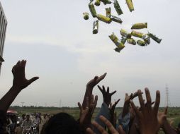 • Voluntarios reparten suministros entre la población afectada por las inundaciones, en Muzaffargarh, Pakistán. AP  /