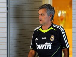 Jose Mourinho en su llegada a la rueda de prensa que ofreció al término del entrenamiento en Valdebebas. AFP  /