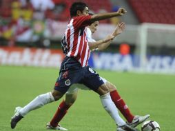 Marco Fabián, disputa un balón ante un jugador de Porto Alegre. EFE  /