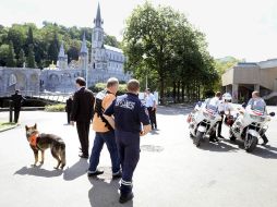 Autoridades francesas procedieron a buscar el explosivo reportado, después de evacuar a unos 30 mil fieles en el santuario. AFP  /