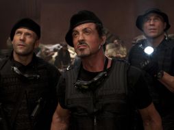 Los actores (i a d) Statham en el papel de Lee Christmas, Stallone en el papel de Barney Ross y Couture en el papel de Toll Road. EFE  /