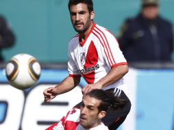 Paulo Ferrari peleando por el balon en el partido ante Huracanes REUTERS  /