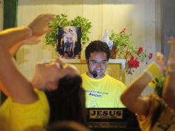 Don Roberto tiene la autorización de su obispo para realizar las veladas. AFP  /