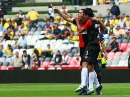 Fuentes y Vidrio celebran el gol del empate del Atlas. MEXSPORT  /