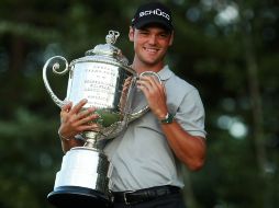 Martin Kaymer muestra el Wanamaker Trophy. AFP  /