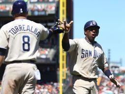 Miguel Tejada (der) celebra con Yorvit Torrealba después de llegar a home luego del jonrón. AFP  /