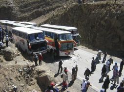 Varios vehículos impactados por las piedras lanzadas por mineros y campesinos . EFE  /